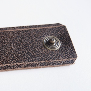 MARSABIT Patentos bőr karkötő - 3.5 cm széles - Sötétbarna marhabőr karpánt - ékszer - karkötő - széles karkötő - Meska.hu