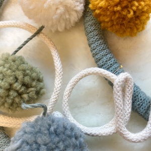 Névre szóló pompom hold falidísz, éjszakai világítás - pompon holdacska éjjeli fény, Ajándék dísz névvel - otthon & életmód - babaszoba, gyerekszoba - babaszoba dekoráció - Meska.hu