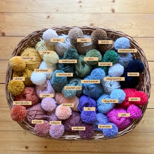 HOME Pompom kopogtató, ajtódísz, fali dekoráció, pompom fali dísz, pomponos dísz - otthon & életmód - dekoráció - ajtó- és ablak dekoráció - ajtódísz & kopogtató - Meska.hu