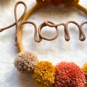 HOME Pompom kopogtató, ajtódísz, fali dekoráció, pompom fali dísz, pomponos dísz - otthon & életmód - dekoráció - ajtó- és ablak dekoráció - ajtódísz & kopogtató - Meska.hu