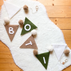Gyapjúfilc zászló girland egyedi név felirattal pompom díszítéssel - Névre szóló pompon zászló füzér - Ajándék névvel - Meska.hu