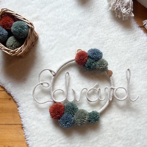 Névre szóló pompom fali dísz, kopogtató, ajtó dekoráció - Pompom, pompon ajándék névvel, Otthon & Életmód, Babaszoba, gyerekszoba, Babaszoba dekoráció, , MESKA