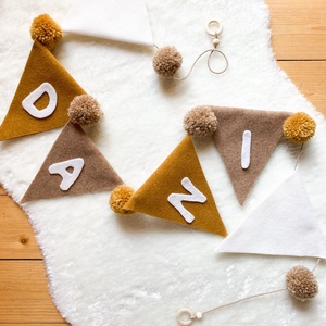 Gyapjúfilc zászló girland egyedi név felirattal pompom díszítéssel - Névre szóló pompon zászló füzér - Ajándék névvel - otthon & életmód - babaszoba, gyerekszoba - babaszoba dekoráció - Meska.hu
