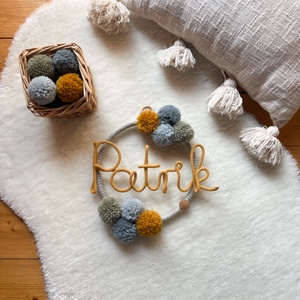 Névre szóló pompom fali dísz, kopogtató, ajtó dekoráció - Pompom, pompon ajándék névvel, Otthon & Életmód, Babaszoba, gyerekszoba, Babaszoba dekoráció, , MESKA