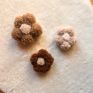 Pompom virág babaszoba fali dekor 100%-ban természetes alapanyagokból - Pompon virágok fali dekoráció,virágos fali dísz  - otthon & életmód - babaszoba, gyerekszoba - babaszoba dekoráció - Meska.hu