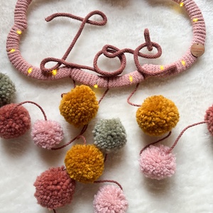 Világító felhő fali dísz névvel, pompom éjszakai lámpa, éjjeli világítás - pompon felhőcske éjjeli fény, Ajándék névvel - otthon & életmód - babaszoba, gyerekszoba - babaszoba dekoráció - Meska.hu