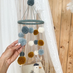 Pompom kiságyforgó, pompon körforgó - 100%-ban természetes anyagból  - otthon & életmód - babaszoba, gyerekszoba - babaszoba dekoráció - Meska.hu