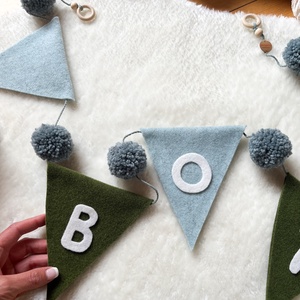Gyapjúfilc ZÁSZLÓ GIRLAND egyedi név felirattal pompom díszítéssel - Pompon zászló füzér névvel - Névre szóló ajándék - otthon & életmód - babaszoba, gyerekszoba - babaszoba dekoráció - Meska.hu