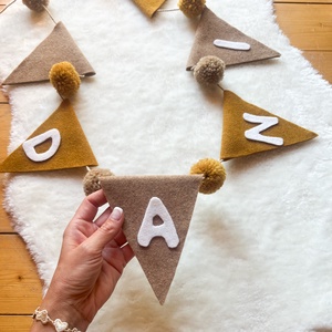 Gyapjúfilc zászlófüzér egyedi név felirattal pompom díszítéssel - Pompon zászló girland névvel - Névre szóló ajándék - otthon & életmód - babaszoba, gyerekszoba - babaszoba dekoráció - Meska.hu