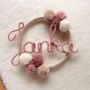 Névre szóló fali dekoráció -Pompom kopogtató, ajtódísz névvel - Pompom, pompon ajándék név felirattal - Meska.hu