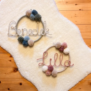 Névre szóló fali dekoráció -Pompom kopogtató, ajtódísz névvel - Pompom, pompon ajándék név felirattal, Baba - mama, Babaszoba dekoráció, Babanév dekoráció, , MESKA