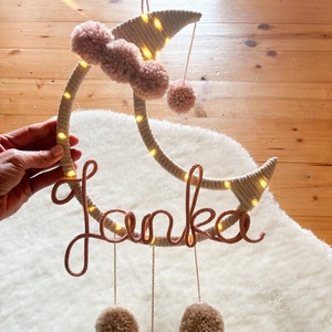 Névre szóló HOLD éjjeli fény - Pompom éjszakai világítás fali dekoráció - Világító pompon falidísz - Egyedi ajándék - baba - mama - babaszoba dekoráció - éjszakai fény - Meska.hu