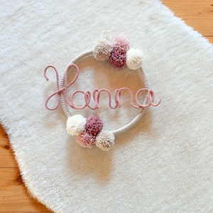 Névre szóló fali dekoráció -Pompom kopogtató, ajtódísz névvel - Pompom, pompon ajándék név felirattal, Baba - mama, Babaszoba dekoráció, Babanév dekoráció, , Névre szóló pompom fali dekoráció, ajtódísz

Ez a gyapjú pompomokkal díszített, 100%-ban természete..., MESKA