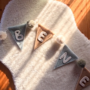 Gyapjúfilc zászlófüzér egyedi név felirattal pompom díszítéssel - Pompon zászló girland névvel - Névre szóló ajándék - baba - mama - babaszoba dekoráció - babaszoba füzér, girland  - Meska.hu