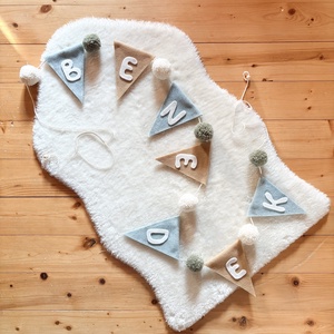 Gyapjúfilc zászlófüzér egyedi név felirattal pompom díszítéssel - Pompon zászló girland névvel - Névre szóló ajándék, Baba - mama, Babaszoba dekoráció, Babaszoba füzér, girland , , Névre szóló pompom zászlófüzér gyapjúfilcből, gyapjúfonalból készült pompomokkal (név nélkül is kér..., MESKA