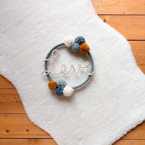 Névre szóló fali dekoráció -Pompom kopogtató, ajtódísz névvel - Pompom, pompon ajándék név felirattal, Baba - mama, Babaszoba dekoráció, Babanév dekoráció, , Névre szóló pompom fali dekoráció, ajtódísz

Ez a gyapjú pompomokkal díszített, 100%-ban természete..., MESKA