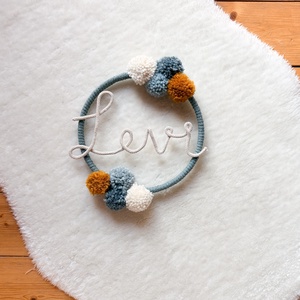 Névre szóló fali dekoráció -Pompom kopogtató, ajtódísz névvel - Pompom, pompon ajándék név felirattal - baba - mama - babaszoba dekoráció - babanév dekoráció - Meska.hu