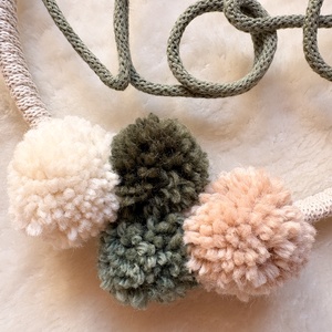 Névre szóló fali dekoráció -Pompom kopogtató, ajtódísz névvel - Pompom, pompon ajándék név felirattal - baba - mama - babaszoba dekoráció - babanév dekoráció - Meska.hu