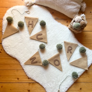 Gyapjúfilc zászlófüzér egyedi név felirattal pompom díszítéssel - Pompon zászló girland névvel - Névre szóló ajándék, Baba - mama, Babaszoba dekoráció, Babaszoba füzér, girland , , MESKA