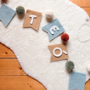 Gyapjúfilc zászlófüzér egyedi név felirattal pompom díszítéssel - Pompon zászló girland névvel - Névre szóló ajándék - baba - mama - babaszoba dekoráció - babaszoba füzér, girland  - Meska.hu