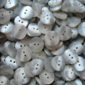 20 mm-es fehér-szürke gomb 50 db - gomb - Meska.hu 20 mm-es fehér-szürke gomb 50 db - gomb - Meska.hu