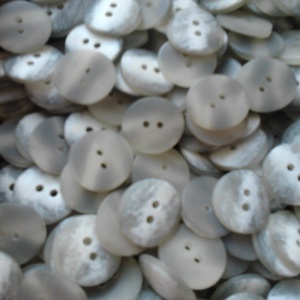 20 mm-es fehér-szürke gomb 50 db - gomb - Meska.hu 20 mm-es fehér-szürke gomb 50 db - gomb - Meska.hu