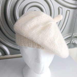 Kézzel kötött vaj színű barett sapka  - ruha & divat - sál, sapka, kendő - sapka - Meska.hu