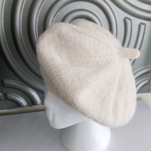 Kézzel kötött vaj színű barett sapka  - Meska.hu