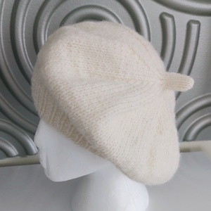 Kézzel kötött vaj színű barett sapka  - ruha & divat - sál, sapka, kendő - sapka - Meska.hu