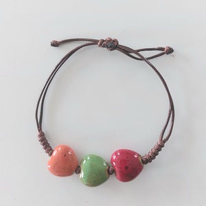 Makramé karkötő kerámia szivekkel - ékszer - karkötő - fonott karkötő - Meska.hu