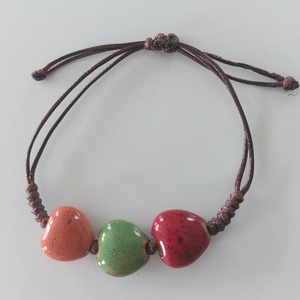 Makramé karkötő kerámia szivekkel - ékszer - karkötő - fonott karkötő - Meska.hu