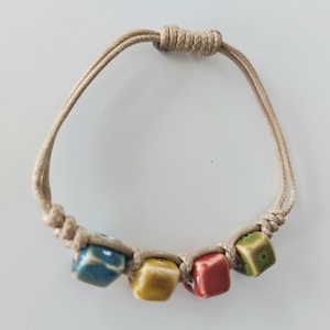 Makramé karkötő kerámia gyöngyökkel  - ékszer - karkötő - fonott karkötő - Meska.hu