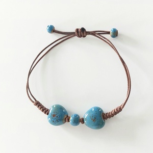 Makramé karkötő kerámia szivekkel - ékszer - karkötő - fonott karkötő - Meska.hu