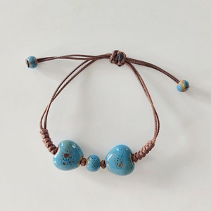 Makramé karkötő kerámia szivekkel - ékszer - karkötő - fonott karkötő - Meska.hu