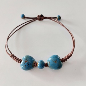 Makramé karkötő kerámia szivekkel - ékszer - karkötő - fonott karkötő - Meska.hu