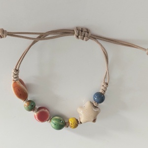 Makramé karkötő különböző formájú kerámia gyöngyökkel - ékszer - karkötő - fonott karkötő - Meska.hu