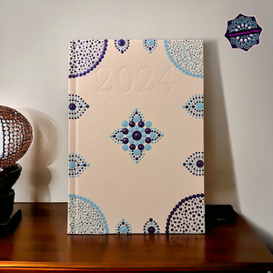 Bézs műbőr A/5 napi határidőnapló metál fényű ezüstlila és türkiz pontmandalával 21x14,8 cm - Meska.hu