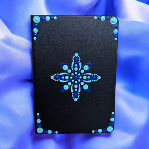 AKCIÓS fekete műbőr jegyzetfüzet fényes kék és metál fényű türkiz pontmandalával, 14,5x21 cm, 80 lapos vonalas, Otthon & Életmód, Papír, írószer, Jegyzetfüzet & Napló, Festett tárgyak, Festészet, MESKA