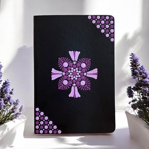 Fekete A5-ös műbőr jegyzetfüzet szatén fényű világos és sötét lila színű pontmandalával, 14,5x21 cm, 80 lapos vonalas, Otthon & Életmód, Papír, írószer, Jegyzetfüzet & Napló, Festett tárgyak, Festészet, MESKA