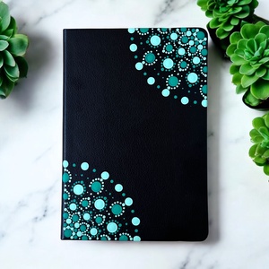 Fekete A5-ös műbőr jegyzetfüzet a zöld árnyalataival festett  pontmandalával, 14,5x21 cm, 80 lapos vonalas - Meska.hu