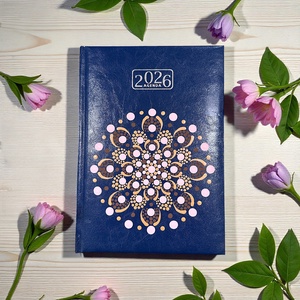 2026. évi sötétkék műbőr A/5 napi határidőnapló világos és sötét barna, és rózsaszínű pontmandalával 21x14,8 cm - Meska.hu