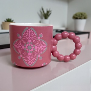 Matt nugát és rózsaszínű pontmandalával díszített 3,3 decis mályva színű kerámia bögre, Otthon & Életmód, Konyhafelszerelés, tálalás, Tálalás, Bögre & Csésze, Festett tárgyak, Festészet, MESKA