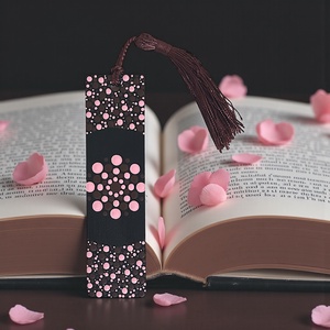 Fa könyvjelző barna és rózsaszín pontmandala díszítéssel, selymes bojttal, 3,2x12x0,15 cm - Meska.hu