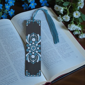 Fa könyvjelző  jégkék és nyílt tenger kék pontmandala díszítéssel, selymes bojttal, 3,2x12x0,15 cm - Meska.hu
