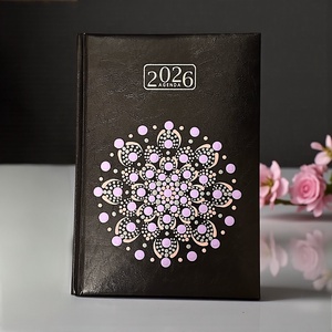 2026. évi fekete műbőr A/5 napi határidőnapló világos lila, szürke és rózsaszínű pontmandalával 21x14,8 cm - Meska.hu