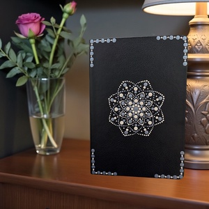 Fekete A5-ös műbőr jegyzetfüzet metál fényű acélkék és matt bézs színű pontmandalával, 14,5x21 cm, 80 lapos vonalas - Meska.hu