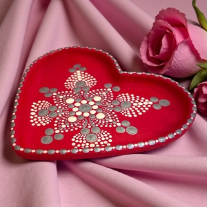 Szív alakú ezüst és  vajszínű pontmandalával díszített kerámia ékszertartó - Meska.hu