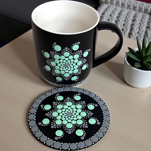3,3 decis kerámia bögre és fa poháralátét szett zöld és szürke színekkel festett pontmandalával - rendelhető - Meska.hu