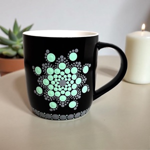 3,3 decis kerámia bögre és fa poháralátét szett zöld és szürke színekkel festett pontmandalával - rendelhető - otthon & életmód - konyhafelszerelés, tálalás - tálalás - bögre & csésze - Meska.hu