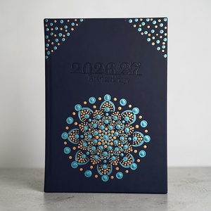 Sötétkék műbőr A/5 méretű heti beosztású 2026/27-es tanári zsebkönyv türkiz és arany  pontmandalával, 14,5x20,5 cm - otthon & életmód - papír, írószer - naptár & tervező - Meska.hu